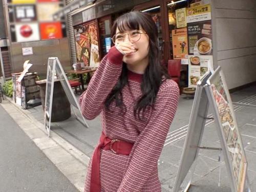 【素人ナンパ】「そこダメっ！」メガネ女子！美尻な女子大生がパイパンまんこをチンポで突かれる！