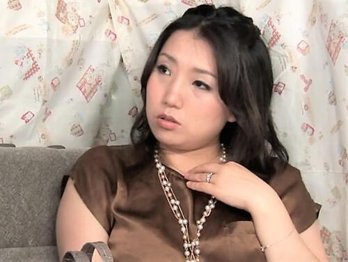 【人妻ナンパ】「ちょっとだけなら…」31歳のデカおっぱいな奥さんが電マで絶頂！他人チンポ咥えてお口に発射される！