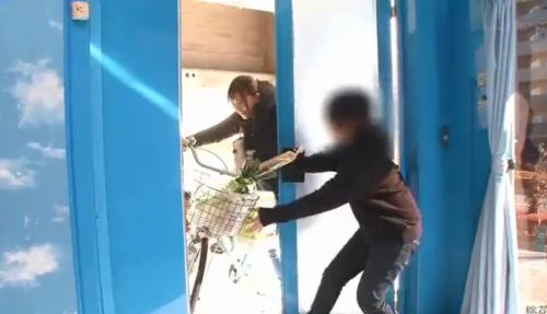 「帰るとこです…」お綺麗な奥さんが自転車ごと某トラックに乗車する大人気シリーズ