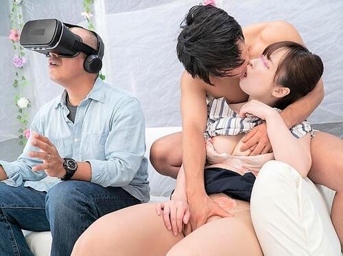 【人妻ナンパ】可愛いらしいルックスで35歳の年齢を感じさせない奥さんがVRに夢中な夫のすぐそばで寝取られてしまう！