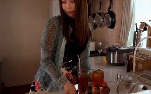 「これどうぞ♡」媚薬を飲み物に入れるレズお姉さんVS他所の家でオナる変態オンナ