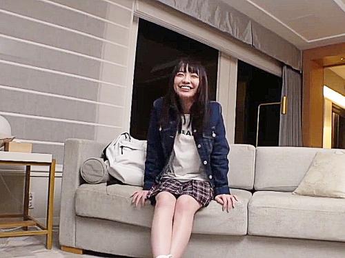 ロリナンパ♥幼すぎる童顔女子を夜道でナンパし恐る恐るホテルに着くとチンポ見るなりフェラ始めちっぱい揺らして騎乗位