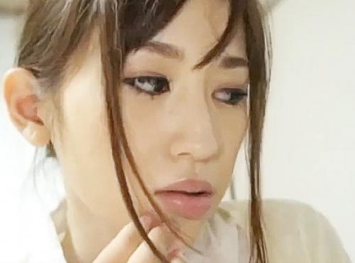 『おっきぃ‥』我が子のデカチンに思わず手が伸びる美人母が思わずチンポに手が伸びムクムク巨大化素股フェラに昇天 元山はるか