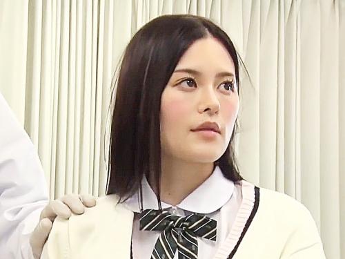 『お尻の中‥』男女混合校内検診でアイドル顔の制服美少女が乳首丸出しバスト計測パンツ脱がされ四つん這いでカメラ注入集団羞恥