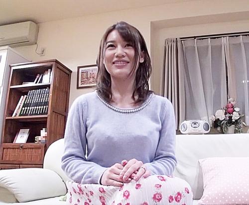 寝取られ願望妻『刺激がほしくて♥』幸せそうな奥さんがＡＶ応募で自宅訪問旦那の帰宅を見計らい狭い洗面所でねじ込み激ピストン