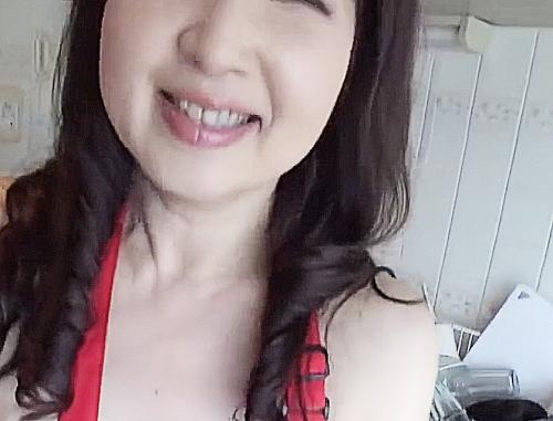ぽっちゃり熟女な爆乳おっかさんの裸エプロンに欲情し勃起チンポを見せつけるとおっぱい丸出しフェラ抜き