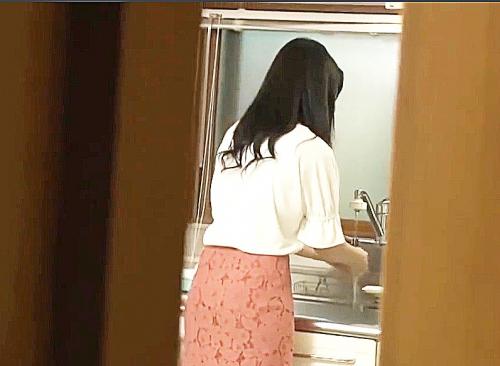 一人暮らしの美人お姉さんが退屈でオナニー始める淫乱娘が家事してたらストーカーが部屋に上がり込み即挿入全裸ハメレイプ