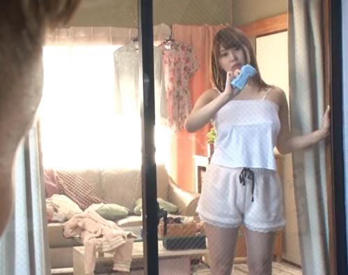 お向かいの美人お姉さんが窓ふき中に目が合って二ヤリ痴女化で透け乳首を使ったおっぱい窓ふき開始！