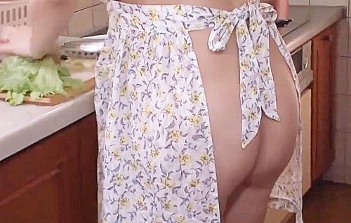 『もう少し待って♥』裸エプロンで料理の爆乳デカ尻エロ妻が食事もそこそこ主観フェラパイズリ騎乗位激ピストンバック突き