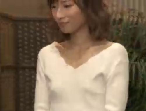 まさかのノーブラ？？貧乳で気にしないショップ店員のお姉さんが逆にポッチが目立ち思わず襲って乳首責め