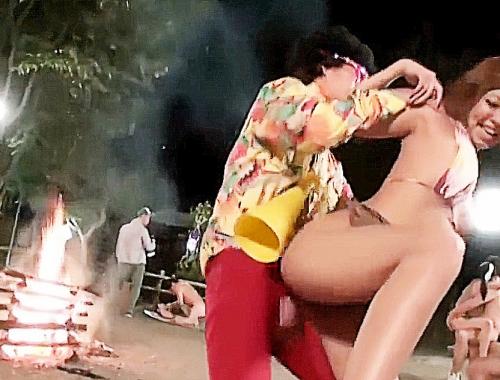 キャンプファイヤー乱交♥集団キャンプの終わりに集団乱交スワッピング！乳首舐めから挿入フェラで次々中出しヤリ捨て