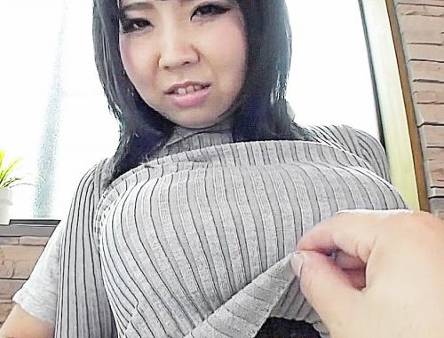 爆乳すぎるムチムチお姉さんが乳輪デカめのおっぱい丸出し乳首責めから勃起チンポをフェラ始め巨乳で挟んでパイズリ絶頂