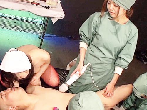 中年M男を囲む痴女看護師お姉さんたちのエロ診察でキス乳首責め電マバイブ責めにクンニフェラから手コキヌキ