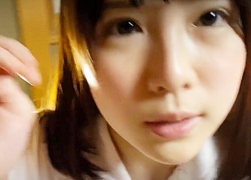 『ヤバいやつ？』自撮り好きの童顔すぎるアウロリ娘を連れ込みキスから勃起チンポをフェラ始め思わずねじ込み激ピストン中出し