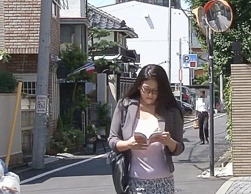 眼鏡インテリな爆乳熟女カウンセラーが引きこもり部屋に入りエロ本見つけてM字開脚くぱぁで見せつけオナニー披露 八木あずさ