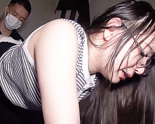 地味顔メガネ女子ノースリーブ女子が囲まれ無理やりフェラしながらディルドねじ込まれパンツずらし挿入で激ピストン ほのか