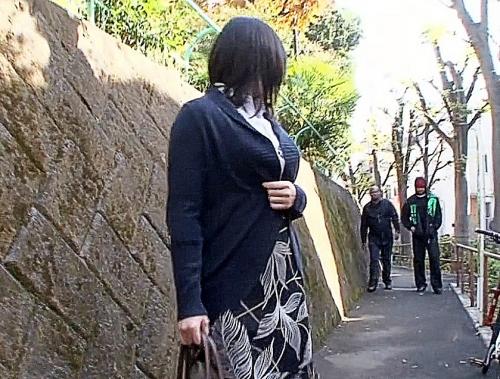 『え？黒人？』服の上からわかる巨乳お姉さんがストーカーされ部屋の中に押し入り無理やりイラマチオの3Pレイプ 遥めぐみ