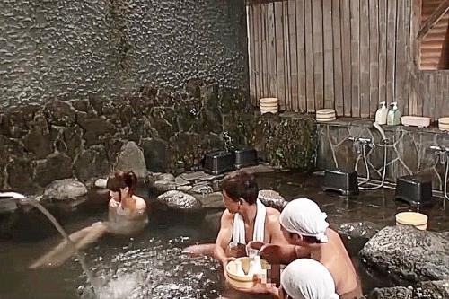 『アナタ早く来て‥』仲良し夫婦で混浴中に夫が離れた途端欲情酔っ払いに絡まれて輪姦半レイプな騎乗位激ピストン中出し種付け