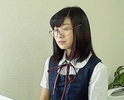 『えっ？ガチロリ‥』JC制服地味顔でモノホンかと思いきや母乳したたるママさんで背徳感にまみれながらスポブラ外して手マン♪