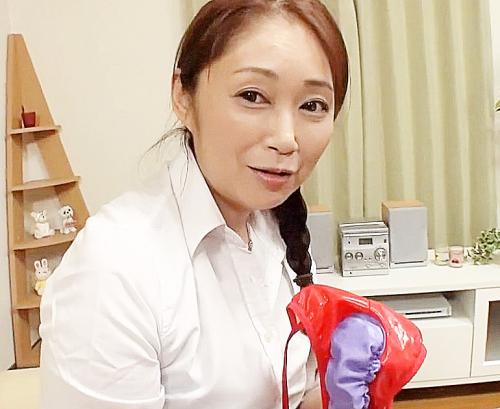 『当店オススメ♥』男性セクシー下着の販売おばさんに試着勧められるとチンポ見るなり手コキ始めて主観フェラ昇天 宇野ゆかり