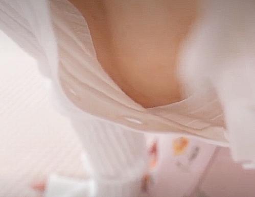 （あ‥ノーブラｗ）近所のゴミ出しJDが胸元開いていたので見ると乳首チラで思わず欲情おっぱい揉み拒まず乳首責め さつき芽衣