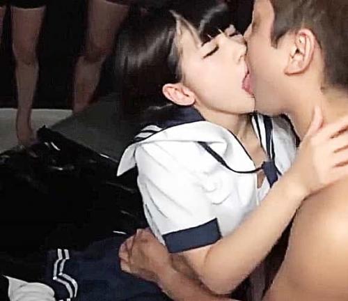 JK制服の似合う黒髪美少女がパンイチオヤジの中に投げ込まれ全裸でオナニーサポートで激ピストンに連続顔射 白咲碧