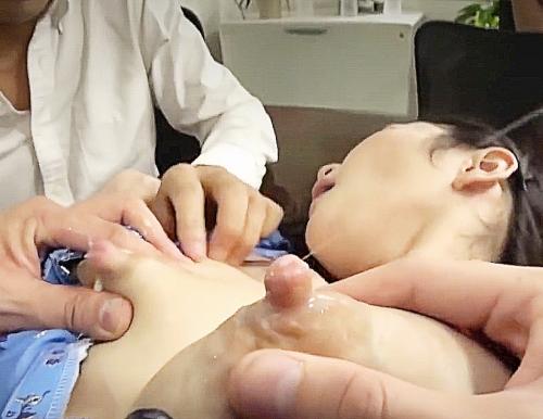 乳首フル勃起の母乳ママ！ミルクスプラッシュを集団でたんのうフェラから立ちバックねじ込み激ピストンながらダブルフェラ