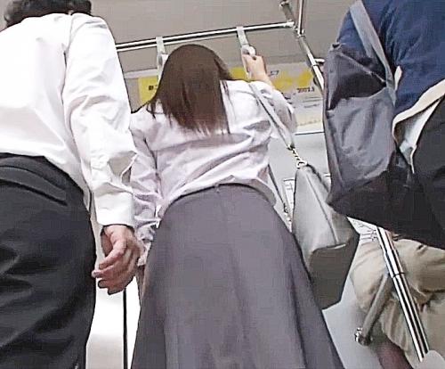 電車痴漢（人妻か‥）性欲盛んな男子生徒が後ろ姿に欲情チカン相手がまさかの痴女でチンポ取り出し手コキ開始 とおのみほ