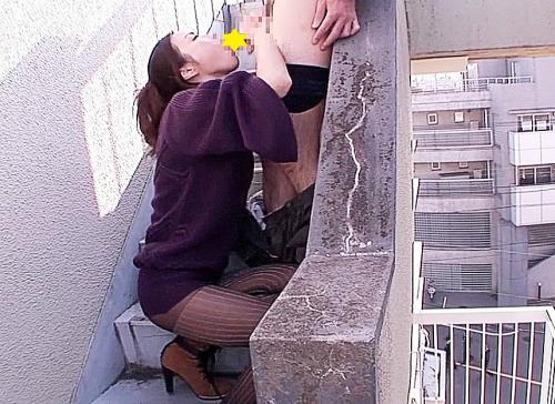 野外変態趣味の痴女お姉さんが非常階段の死角でチンポ取り出しフェラ始め身バレスリルに思わず高速バキュームフェラ かすみりさ