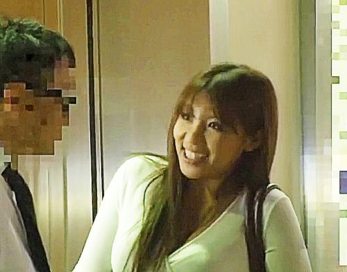 『おじさん‥ヒマ？♥』黒ギャルお姉さんが街角逆ナンパで中年オヤジを捕まえホテル直行フェラパイズリねじ込まれ さくら悠