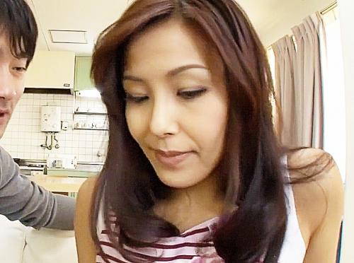 『おばさん‥今日もいいだろ？』ボクのセフレは友達のおかん！リビングキス手マンで寝室直行生ハメねじ込み中出し 葵紫穂