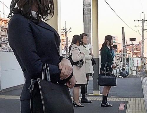 OLレズ痴漢『見～つけた♥』仕事帰りの黒髪JKに狙いを定めたお姉さんが満員電車でレズキス仕掛けて可愛い乳首をコリコリ