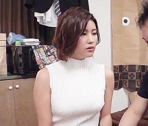 おっぱいのエロい美人お姉さんが冴えない君に痴女化キスで襲い掛かり乳首責めフェラから馬乗り騎乗位顔射ぶっかけ 美乃すずめ