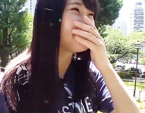 素人ナンパ♥公園で散歩中のTシャツミニスカ素人お姉さんをナンパすると着やせ巨乳でフェロモン溢れるパイズリ亀頭責めねじ込み
