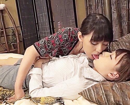 『えっ‥キス？』足裏マッサージに思わずウトウトOLお姉さんにレズ施術師がレズキス全裸で双頭ディルド 村上涼子 蓮実クレア
