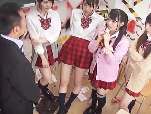 『おじさん怖～い♥』おバカ女子校を改善に乗り出したオヤジ集団に色仕掛けくぱぁ見せつけに思わず中年チンポ注入中出し