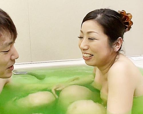 『恥ずかしい///』息子のような年下イケメンに思わず乙女に戻った熟女おばさんが洗いっこで思わず勃起乳首チンポをフェラ奉仕
