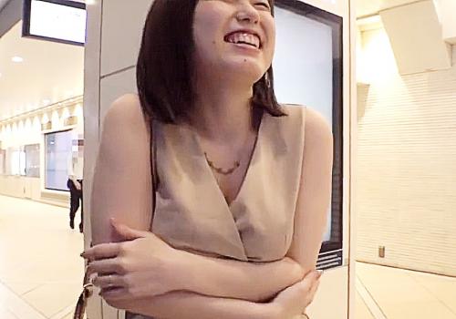 夜道を徘徊巨乳妻をナンパしてみると乗り気でホテル直行エロ乳輪剥き出しパンツずらし挿入騎乗位激ピストン