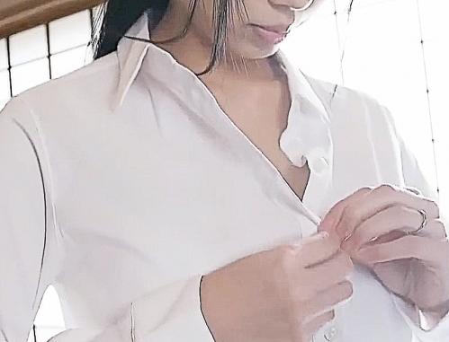 痴漢妻＠連日通勤途中にチカンに狙われる巨乳人妻は帰宅後に欲求不満で思い出しパンツに手が伸び本気オナニー 桐谷まつり