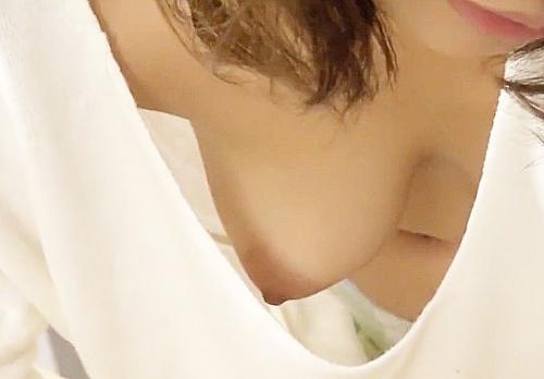 『美味しい？♥』ガード緩すぎ胸元ゆるゆるノーブラ妻の乳首チラ見せに興奮背後から鷲掴み勃起チンポを生ハメ中出し 本田莉子