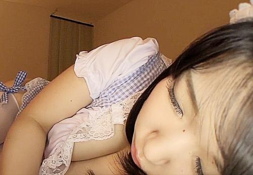 『スー‥スー‥♥』寝息を立てる添い寝ロリメイドの谷間に興奮イタズラしてたら目が覚めパイパンねじ込み中出し 愛須心亜