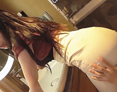 素人妻♥デカ尻がエロいクール系人妻が巨乳乳首責めからTバックずらしクンニに感じちゃって着衣のままで洗面台ハメ激ピストン