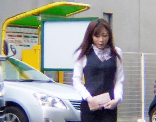 『すぐに来いよｗ』セフレOLお姉さんを制服姿の勤務中に無理やり狭い便所に連れ込んでチンポ押し付けフェラ始めて口内射精
