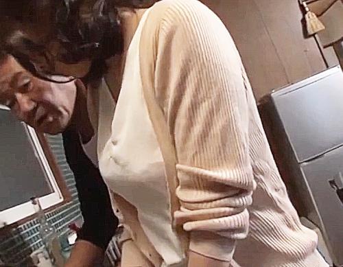 『えぇおっぱいしとるなｗ』旦那が寝ている側で嫁のバストに興奮義父が無理やりチンポ押し付け半レイプ不倫寝取られNTR
