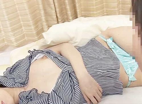 『お兄ちゃ～ん♥』一人暮らしの兄を訪ねた妹が寝相悪すぎ胸チラパンチラTバック興奮兄のチンポフェラ始めて生ハメ思わず中出し