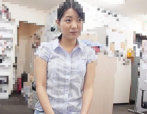 ちっぱい看板娘を欲情男集団に投げ込むと早速乳首責めからゴツイ指を挿入されて電マダブルフェラから無理やりねじ込み