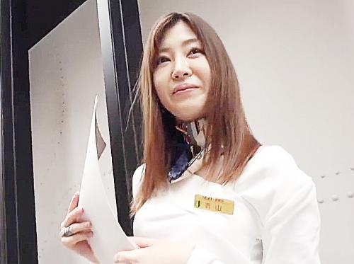 『メンズエステいかがです？♥』ビラ配りのお姉さんが美人すぎて施術開始すると薄暗い中こっそりチンポ咥えて騎乗位ねじ込み