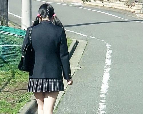 下校途中の制服ツインテール美少女が車に連れ込みひと気ない山中で連れ込みレイプ！集団羽交い絞めねじ込みヤリ捨て 春日野結衣