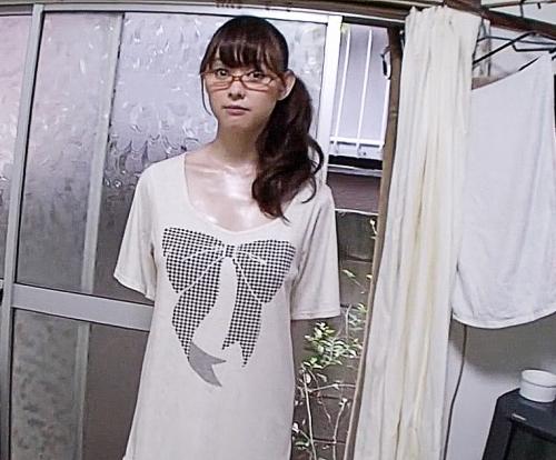 『このルックスで巨乳♥』ボロアパートで猛暑汗だくメガネ地味お姉さんがピンクの巨乳出してそのまま全裸でオナニー 朝比奈さき