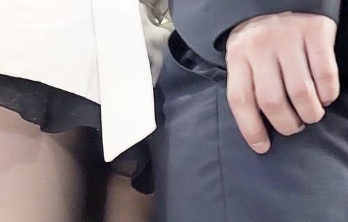 バス痴漢（当たってる‥）美人OLお姉さんが中年チカン魔に目を付けられ勃起チンポが当たりながらガマンできずに取り出し昇天